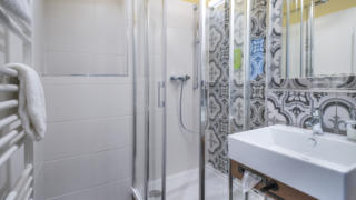 Sie sehen ein Badezimmer im Appartement 4 im JUFA Hotel Salzburg City.Der Ort für erholsamen Familienurlaub und einen unvergesslichen Winter- und Wanderurlaub.