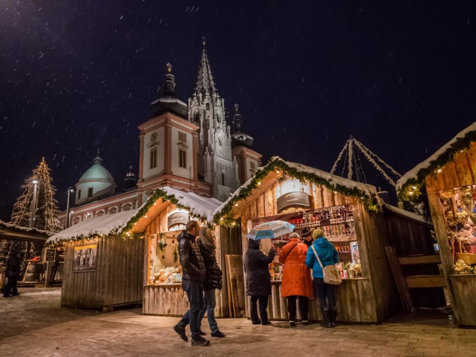 Sie sehen den Mariazeller Advent im Winter in der Steiermark. JUFA Hotels bietet Ihnen einzigartige Urlaubserlebnisse.