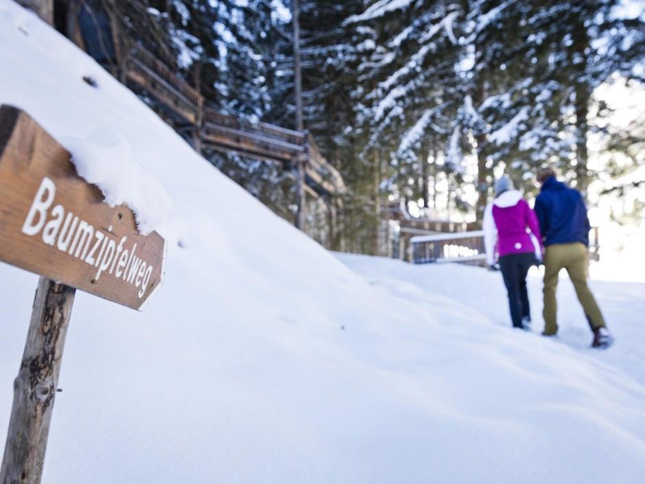 Sie sehen eine Skipiste mit tollem Bergpanorama in Kaprun im Winter. JUFA Alpenhotel Saalbach bietet erholsamen Familienurlaub und einen unvergesslichen Winterurlaub.