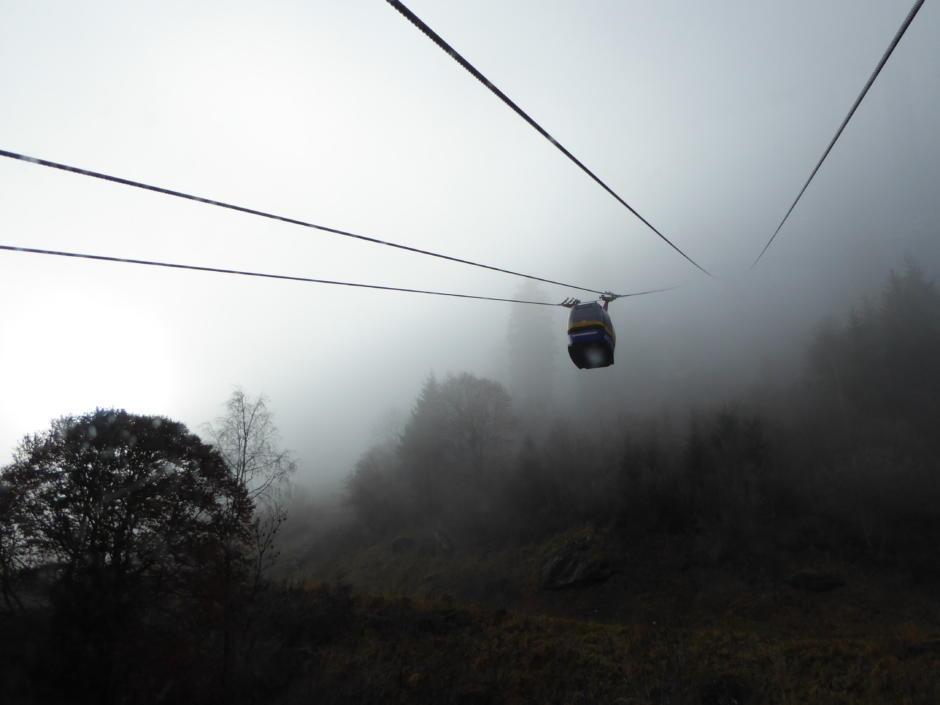 Sie sehen eine Bergfahrt aufs Kitzsteinhorn in Kaprun im Winter bei Nebel. JUFA Hotels bietet erholsamen Familienurlaub und einen unvergesslichen Winterurlaub.
