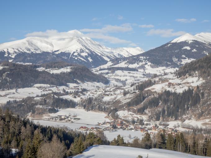 Sie sehen die Berglandschaft in Oberwölz im Winter. JUFA Hotels bietet erholsamen Familienurlaub und einen unvergesslichen Winterurlaub.
