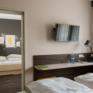 Sie sehen Betten im Appartement large im JUFA Hotel Graz-Süd. Der Ort für erlebnisreichen Städtetrip für die ganze Familie und der ideale Platz für Ihr Seminar.