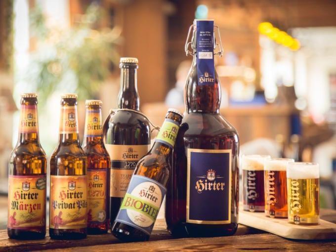 Sie sehen Bier der Brauerei Hirt in Kärnten. JUFA Hotels bietet den Ort für erfolgreiche und kreative Seminare in abwechslungsreichen Regionen.