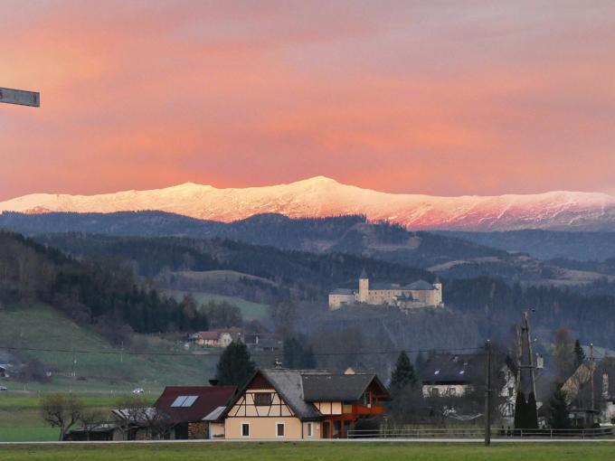 Blick auf Schloss Starßburg in der Nähe vom JUFA Hotel Gurk vor den Gurktaler Alpen. JUFA Hotels bieten erholsamen Familienurlaub und einen unvergesslichen Winter- und Wanderurlaub.