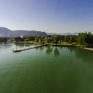Bodensee mit Blick auf das Bregenzer Strandbad im Sommer. JUFA Hotels bietet tollen Sommerurlaub an schönen Seen für die ganze Familie.