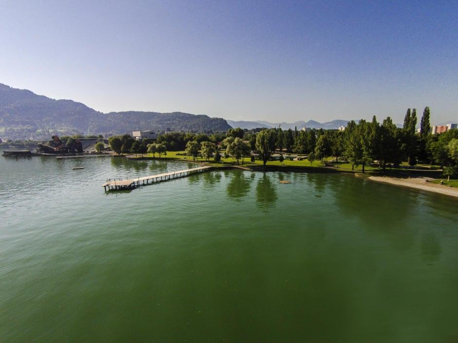 Bodensee mit Blick auf das Bregenzer Strandbad im Sommer. JUFA Hotels bietet tollen Sommerurlaub an schönen Seen für die ganze Familie.
