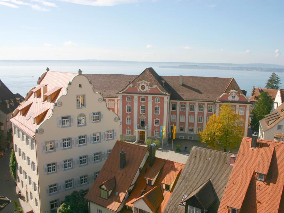 Sie sehen einen Blick auf das Neue Schloss Meersburg in der Altstadt von Meersburg am Bodensee.JUFA Hotels bietet erlebnisreichen Städtetrip für die ganze Familie und den idealen Platz für Ihr Seminar.