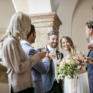 Sie sehen ein Brautpaar beim Hochzeitsempfang im JUFA Hotel Schloss Röthelstein/Admont***. Der Ort für märchenhafte Hochzeiten und erfolgreiche und kreative Seminare.