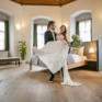 Sie sehen ein Brautpaar im Hochzeitszimmer des JUFA Hotel Schloss Röthelstein/Admont***. Der Ort für märchenhafte Hochzeiten und erfolgreiche und kreative Seminare.