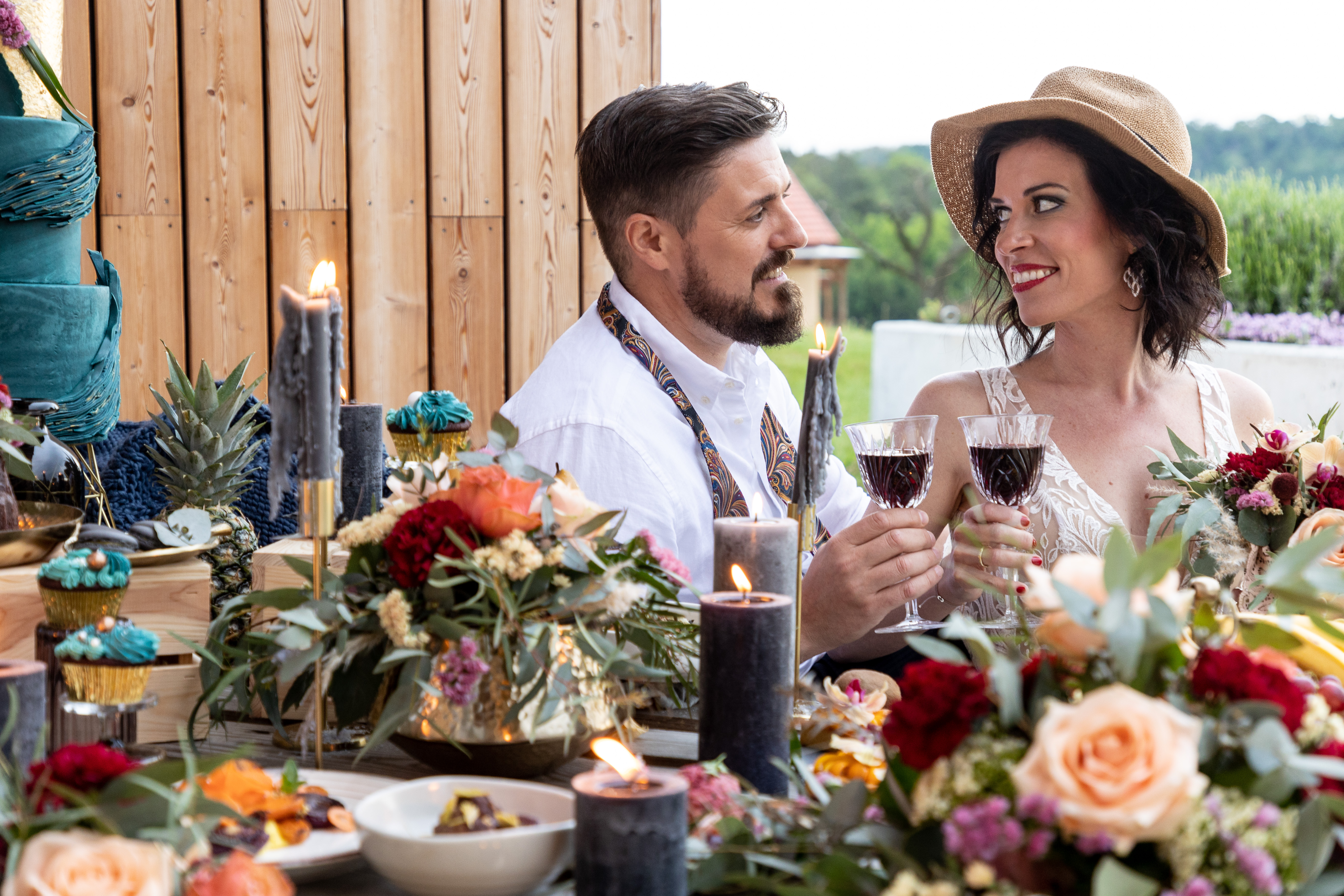Sie sehen ein Brautpaar am Tisch im EventArium. JUFA Hotels bietet Ihnen den idealen Ort für märchenhafte Hochzeiten.