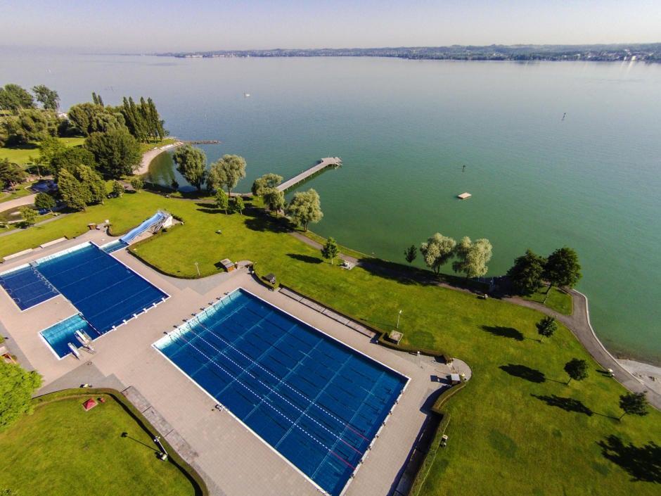 Das Bregenzer Strandbad mit dem Bodensee von oben. JUFA Hotels bietet tollen Sommerurlaub an schönen Seen für die ganze Familie.