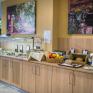 Sie sehen den Buffetbereich vom Fruehstuecksbuffet mit diversen Wurst- und Kaesesorten, Obst und Gebaeck im JUFA Hotel Altenmarkt*** in Salzburg.