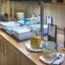 Sie sehen den Buffetbereich mit Muesliecke mit diversen Sorten, Joghurt und Milch im JUFA Hotel Altenmarkt*** in Salzburg.