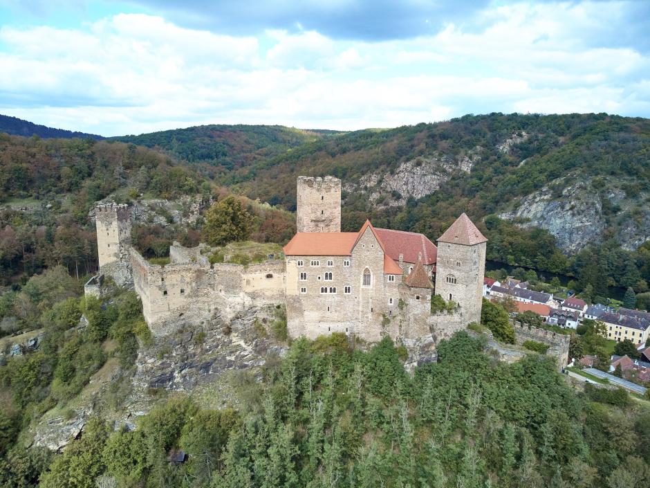 Sie sehen die kleinste Stadt Österreichs Hardegg mit der gleichnamigen Burg im Herbst. Der niederösterreichische Landessieger bei der TV-Sendung "9 Plätze - 9 Schätze"