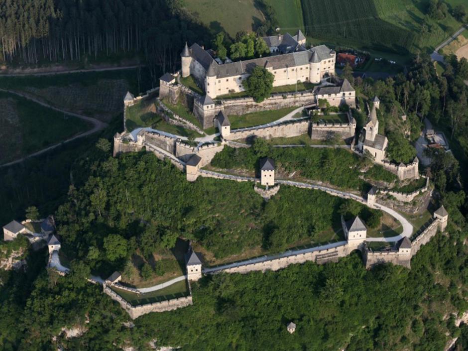 Sie sehen die Burg Hochosterwitz in Kärnten aus der Vogelperspektive im Sommer. JUFA Hotels bietet erholsamen Familienurlaub und einen unvergesslichen Winter- und Wanderurlaub.