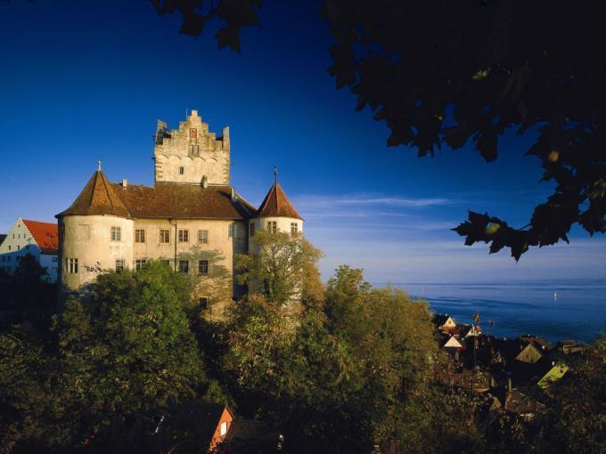 Burg Meersburg bei abendlicher Stimmung in Baden-Württemberg in der Nähe vom JUFA Hotel Meersburg. Der Ort für tollen Sommerurlaub an schönen Seen für die ganze Familie.