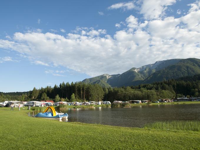 Sie sehen den Pirkdorfer See in Kärnten.