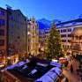 Sie sehen den Christkindlmarkt in Innsbruck bei Dämmerung. JUFA Hotels bietet erholsamen Familienurlaub und einen unvergesslichen Winter- und Wanderurlaub.
