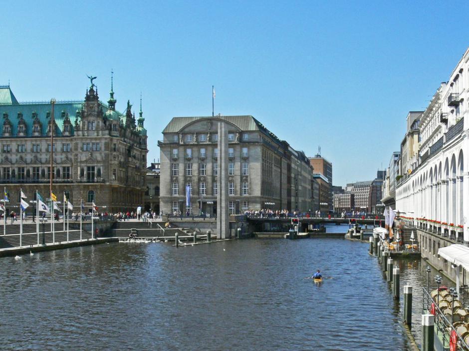 Die Hansestadt Hamburg an einem Wochenende vom Wasser ausentdecken. Die Speicherstadt ist in unmittelbarer Nähe des JUFA Hotel Hamburg HafenCity, welches ideal für einen Wochenende in Hamburg eignet.