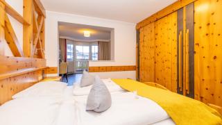 Sie sehen das Doppelzimmer deluxe im JUFA Alpenhotel Saalbach**** mit Sofabett. Der Ort für erholsamen Familienurlaub und einen unvergesslichen Winter- und Wanderurlaub