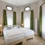 Doppelzimmer plus  im JUFA Hotel Schloss Röthelstein/Admont*** mit Doppelbett und Fenstern. Der Ort für märchenhafte Hochzeiten und erfolgreiche und kreative Seminare.