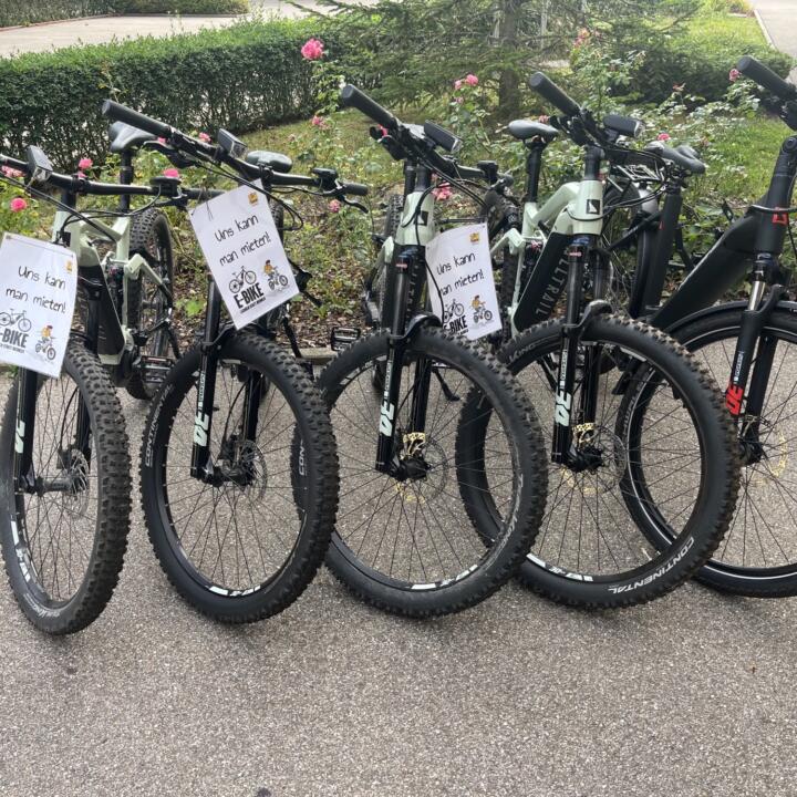 Sie sehen Leih-E-Bikes des JUFA Hotel Nördlingen***
