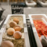 Sie sehen Eier und Tomatenscheiben am Frühstücksbuffet im JUFA Hotel Weiz. Der Ort für erholsamen Familienurlaub und einen unvergesslichen Winter- und Wanderurlaub.