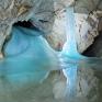 Sie sehen ein Bild von blau glitzerndem Eis in der Eisriesenwelt Werfen im Salzburger Land. Der Salzburger Landessieger bei der TV-Sendung "9 Plätze - 9 Schätze"