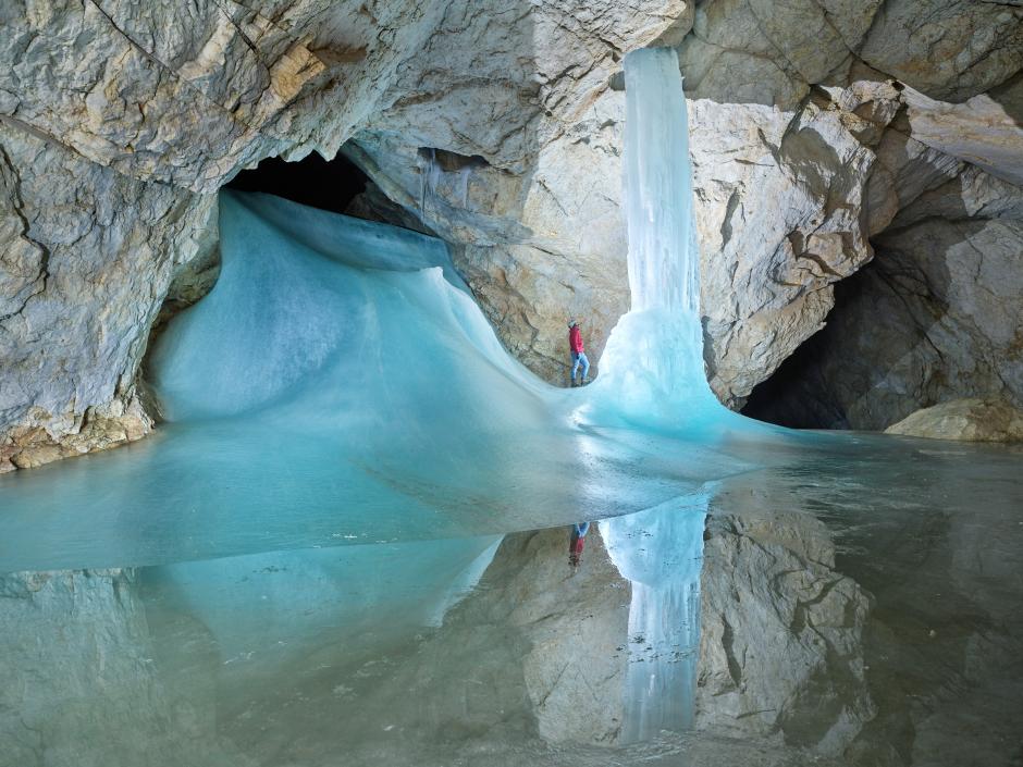 Sie sehen ein Bild von blau glitzerndem Eis in der Eisriesenwelt Werfen im Salzburger Land. Der Salzburger Landessieger bei der TV-Sendung "9 Plätze - 9 Schätze"