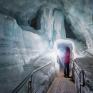 Sie sehen ein Bild von einer Führung durch die Eisriesenwelt Werfen mit der größten Eishöhle der Welt. Der Salzburger Landessieger bei der TV-Sendung "9 Plätze - 9 Schätze"