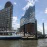 Sie sehen eine Hafenrundfahrt per Boot vor der Elbphilharmnie in Hamburg. JUFA Hotels bietet erlebnisreichen Städtetrip für die ganze Familie und den idealen Platz für Ihr Seminar.