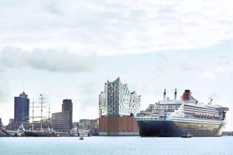 Queen Mary2 und Elbphilharmonie im Hamburger Hafen im Sommer. JUFA Hotels bietet erlebnisreichen Städtetrip für die ganze Familie und den idealen Platz für Ihr Seminar.