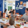 Sie sehen eine Familie im Restaurant im JUFA Hotel Nördlingen. Der Ort für kinderfreundlichen und erlebnisreichen Urlaub für die ganze Familie.