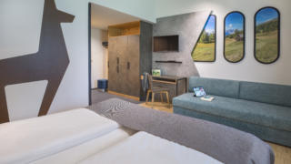 Sie sehen eine Familienzimmer FF3 im JUFA Hotel Wipptal. Der Ort für erholsamen Familienurlaub und einen unvergesslichen Winter- und Wanderurlaub.