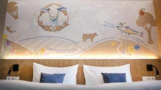Sie sehen Kopfpolster im Familienzimmer FF4 im JUFA Hotel Weiz. Der Ort für kinderfreundlichen und erlebnisreichen Urlaub für die ganze Familie.