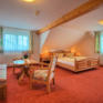 Sie sehen Betten im Dreibettzimmer im JUFA Hotel Schwarzwald. Der Ort für erholsamen Familienurlaub und einen unvergesslichen Winterurlaub.