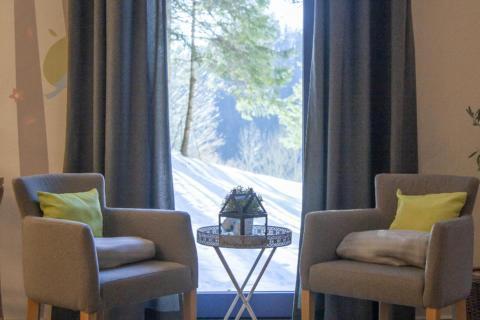 Sie sehen einen Fensterplatz im Café des JUFA Hotel Mariazell – Sigmundsberg. Der Ort für erholsamen Familienurlaub und einen unvergesslichen Winter- und Wanderurlaub.