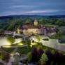 Sie sehen die Festung Rosenberg in Kronach am Abend. JUFA Hotels bietet kinderfreundlichen und erlebnisreichen Urlaub für die ganze Familie.