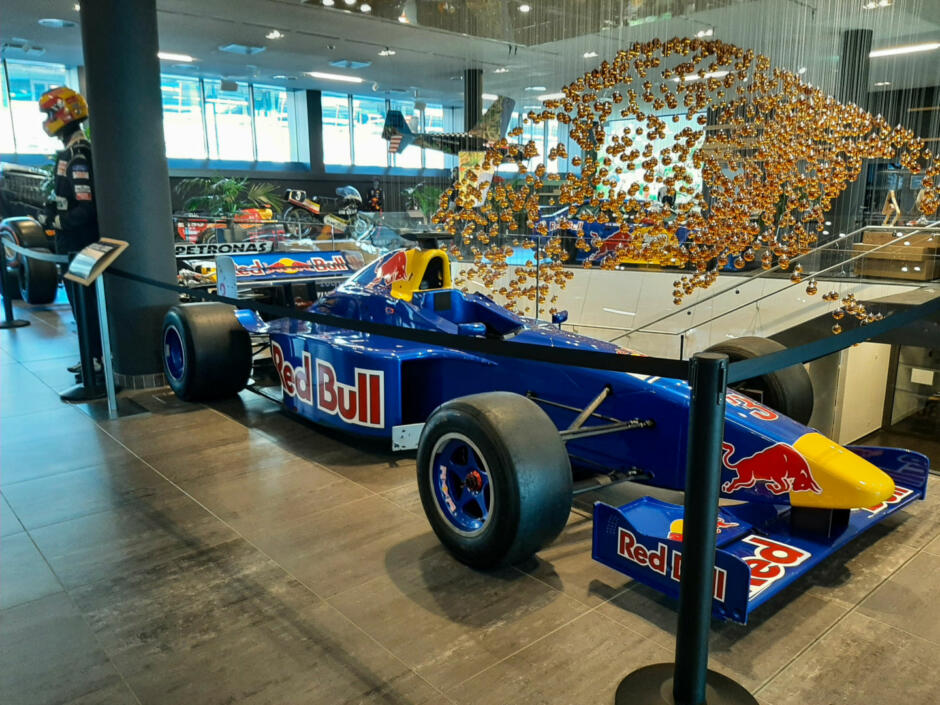 Sie sehen ein Formel 1-Auto als Ausstellungstück am Red Bull Ring Spielberg in der Steiermark.