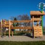 Sie sehen den Kinderspielplatz mit Kletterturm, Brücke und vielem mehr im Außenbereich und Park rund um das JUFA Hotel Bad Radkersburg im Thermen- & Vulkanland.