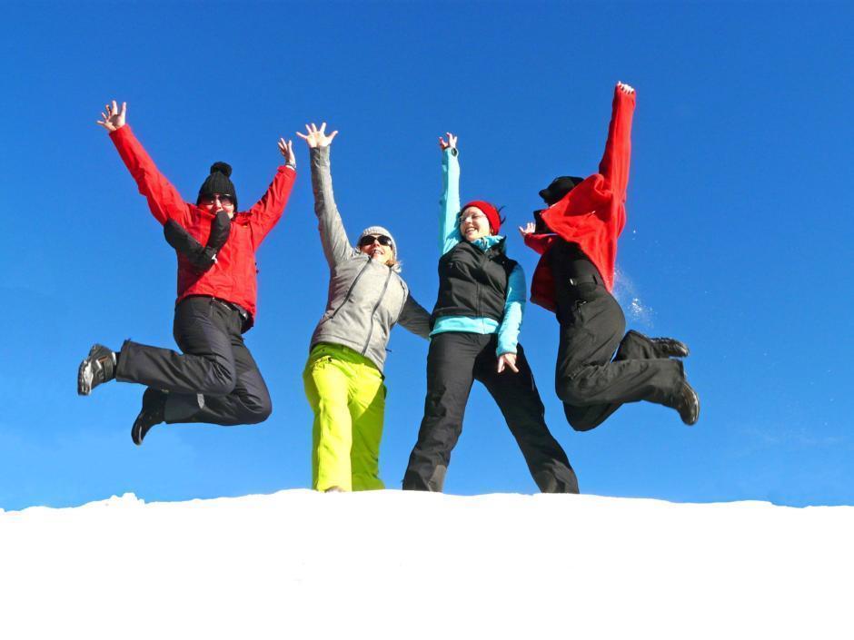 Eine Gruppe von Frauen freut sich über einen tollen Skitag im Skigebiet Gaal. JUFA Hotels bietet erholsamen Familienurlaub und einen unvergesslichen Winterurlaub.