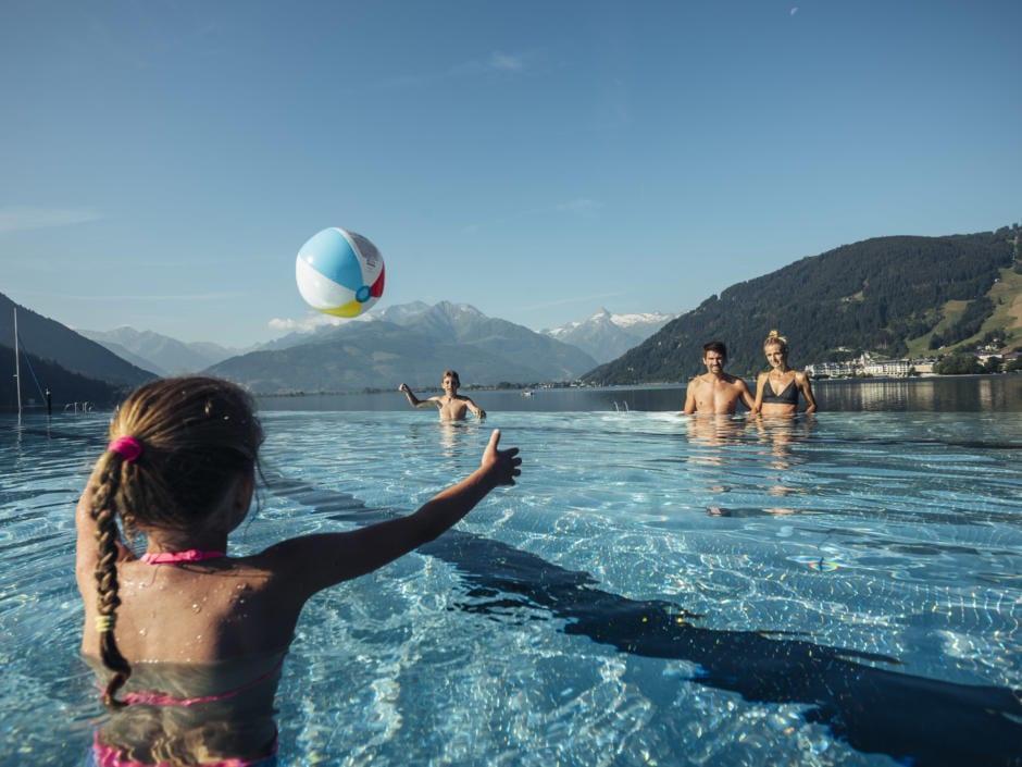 Sie sehen Kinder im Freibad Thumersbach-Zell am See in der Nähe vom JUFA Hotel Kaprun. Der Ort für kinderfreundlichen und erlebnisreichen Urlaub für die ganze Familie.