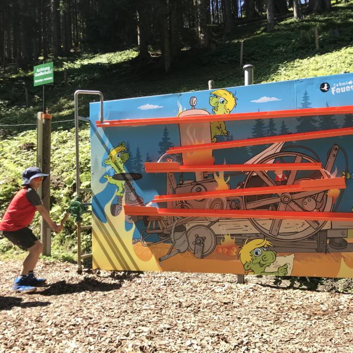 Sie sehen ein Kind beim Abenteuerspielplatz Fridolins Feuertaufe auf der Schmittenhöhe in Zell am See. JUFA Hotels bietet Ihnen den Ort für erlebnisreichen Natururlaub für die ganze Familie.