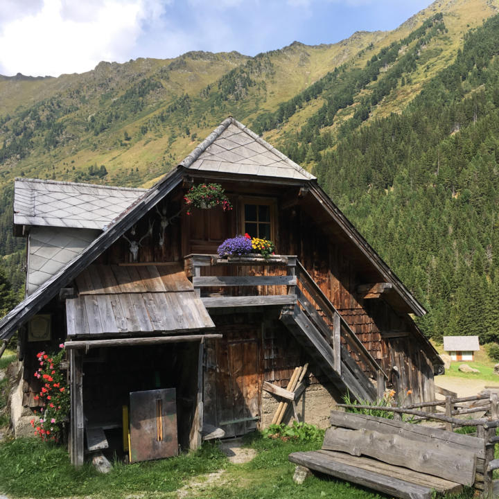 Sie sehen die Funklhütte im Wölzertal im Sommer. JUFA Hotels bietet erholsamen Familienurlaub und einen unvergesslichen Winter- und Wanderurlaub.