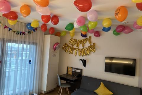 Sie sehen ein Beispielbild des Geburtstag-Treatments im JUFA Hotel Hamburg HafenCity mit Luftballons und Ballongirlanden.