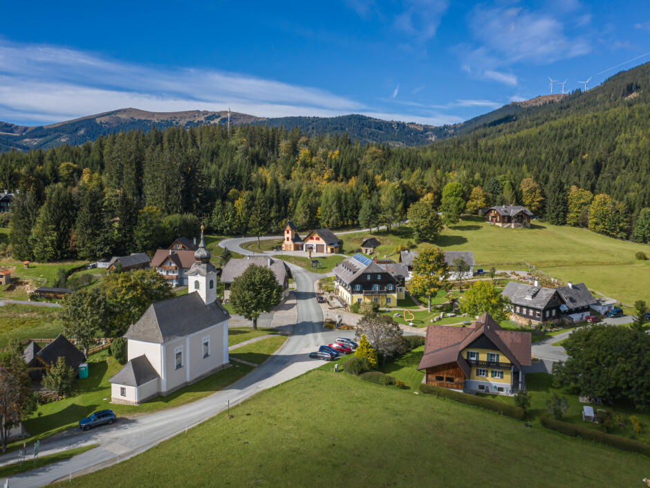 Sie sehen das Panorama des Geopark Glashütten im Schilcherland. JUFA Hotels bietet erholsamen Familienurlaub und einen unvergesslichen Winter- und Wanderurlaub.
