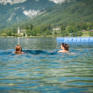 Sie sehen zwei Frauen beim Baden im Grundlsee im Sommer. JUFA Hotels, der Ort für erholsamen Sommerurlaub am See.