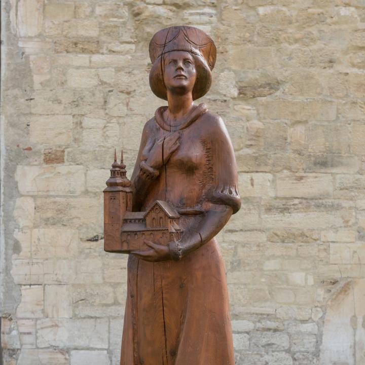 Statue der Heiligen Hemma von Gurk vor dem Gurker Dom