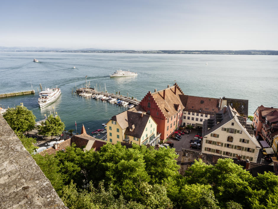 Sie sehen einen Hafen mit Unterstadt in Meersburg. JUFA Hotels, der Ort für erholsamen und eindrucksvollen Sommerurlaub für die ganze Familie.