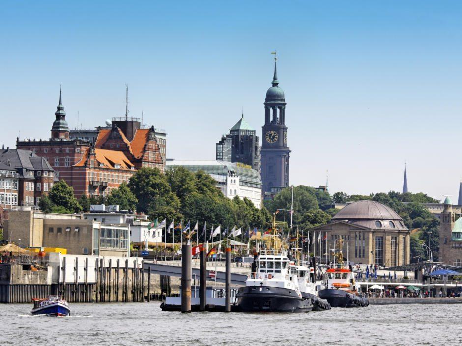 Sie sehen den Hamburger Fischmarkt von der Elbe aus. JUFA Hotels bietet erlebnisreichen Städtetrip für die ganze Familie und den idealen Platz für Ihr Seminar.
